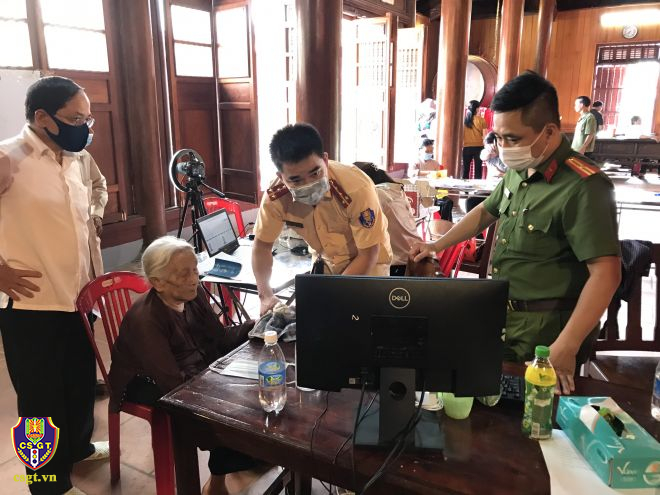 Phòng Cảnh sát đường thủy hỗ trợ người dân làm căn cước công dân